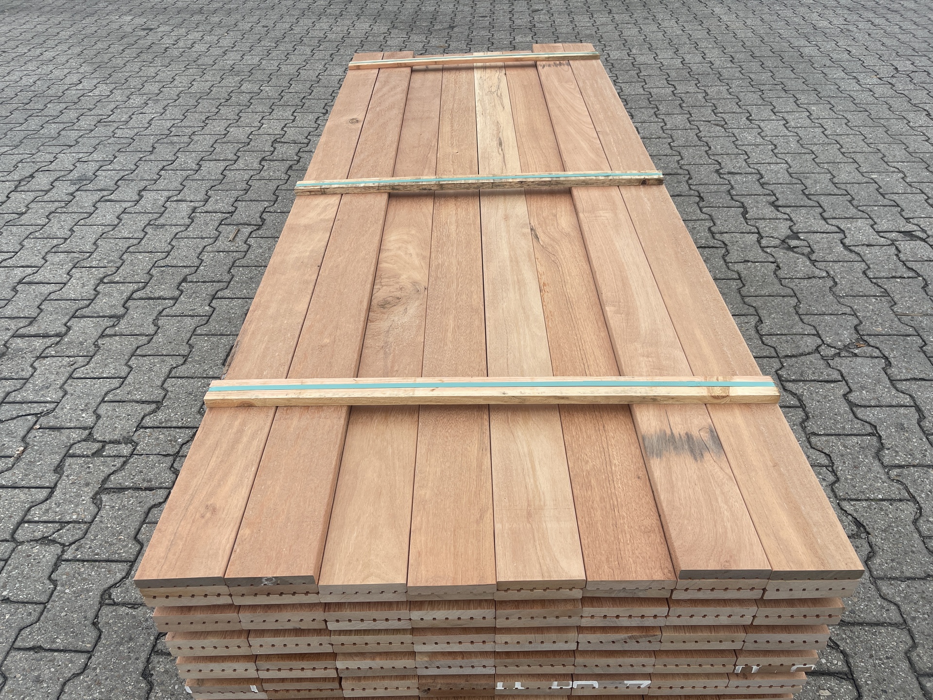 Ca. 64x Mandioqueira Vlonderplanken, 21x120mm, lengte 400cm